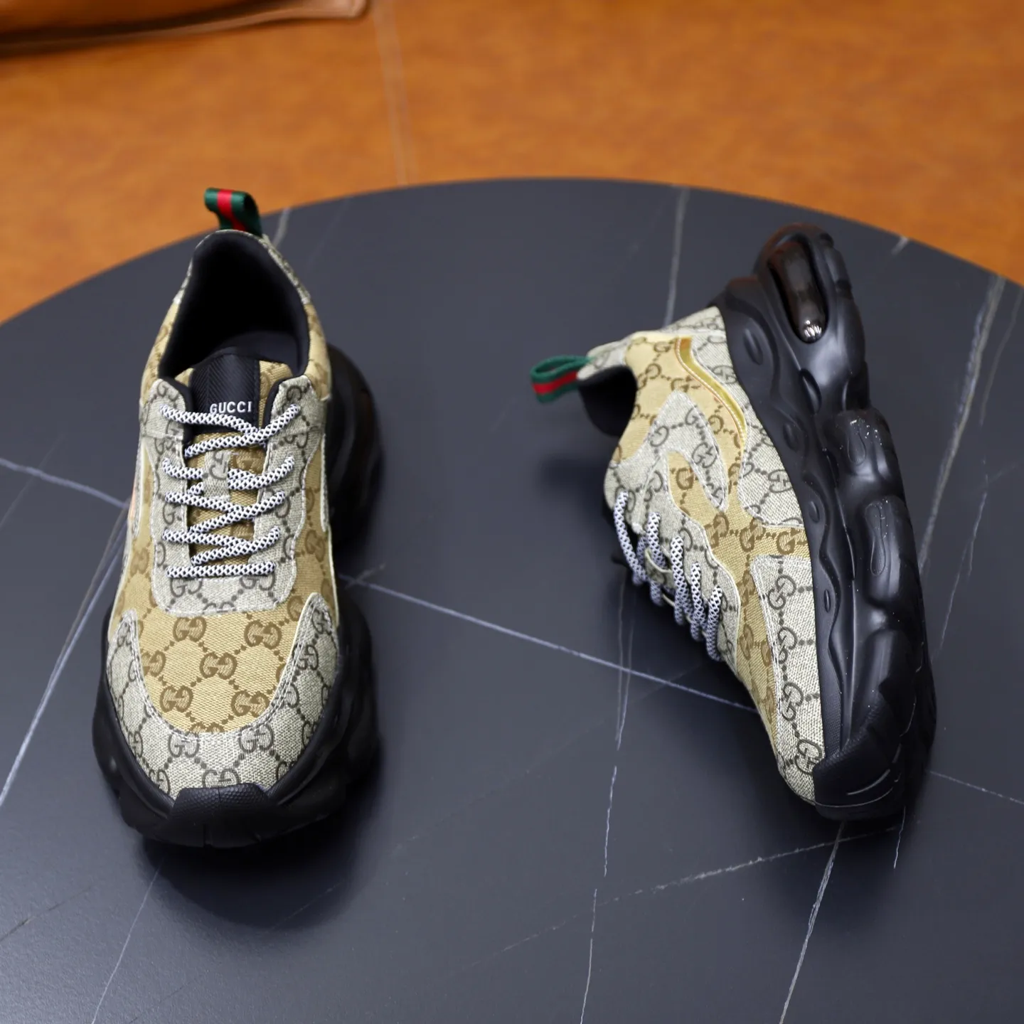 Ex-factory price: 462💰🙅‍♂️🙅‍♂️🙅‍♂️ Brand: Gucci GUCCi Standard code: 38-44 (45 customized) Grade: Same as the official website Material: Original cowhide material spliced with brand cloth Comfortable and breathable lining Lightweight and wear-resistant sports outsole Style category: Men's fashion casual shoes Running sports shoes Distinguished luxury brand elements Top luxury color: actual picture color